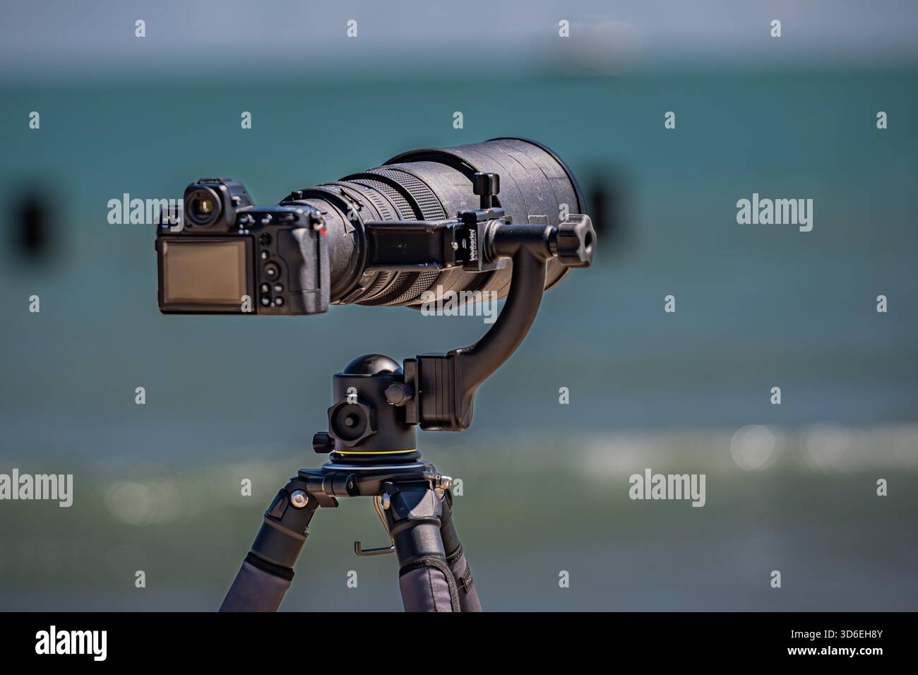 Fotocamera montata su un cavalletto pronto per la fotografia professionale o le riprese video. Foto Stock