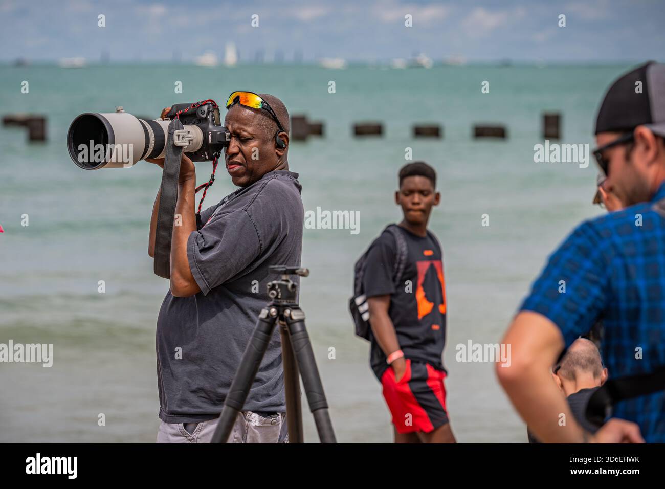 Fotografi che catturano immagini in azione con le fotocamere durante un evento all'aperto. Foto Stock