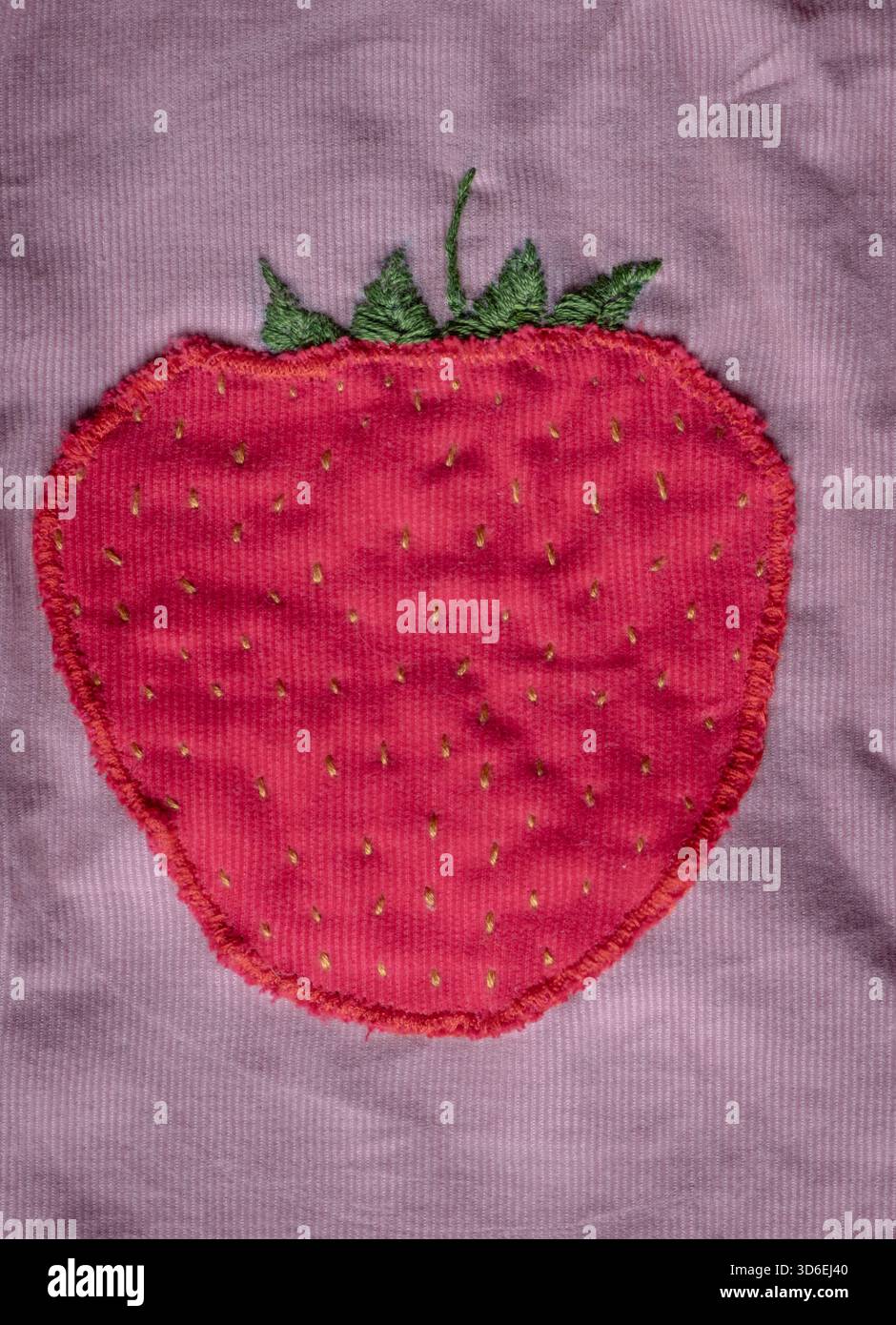 Toppa in tessuto a forma di fragola con foglie ricamate su texture rosa a velluto vellutato, ideale per il upcycling, il rifacimento a vista, l'artigianato tessile Foto Stock