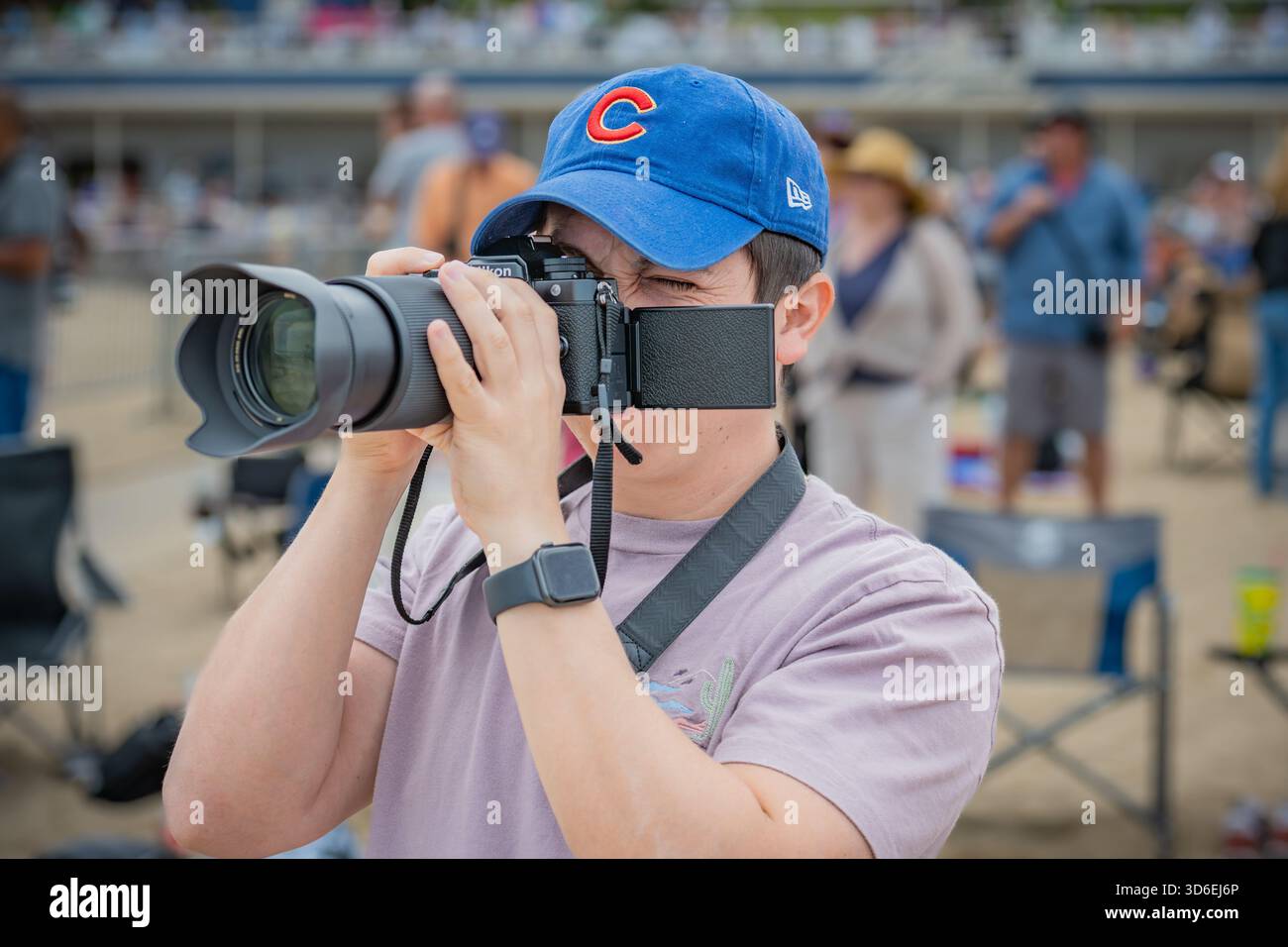 Fotografi che catturano immagini in azione con le fotocamere durante un evento all'aperto. Foto Stock