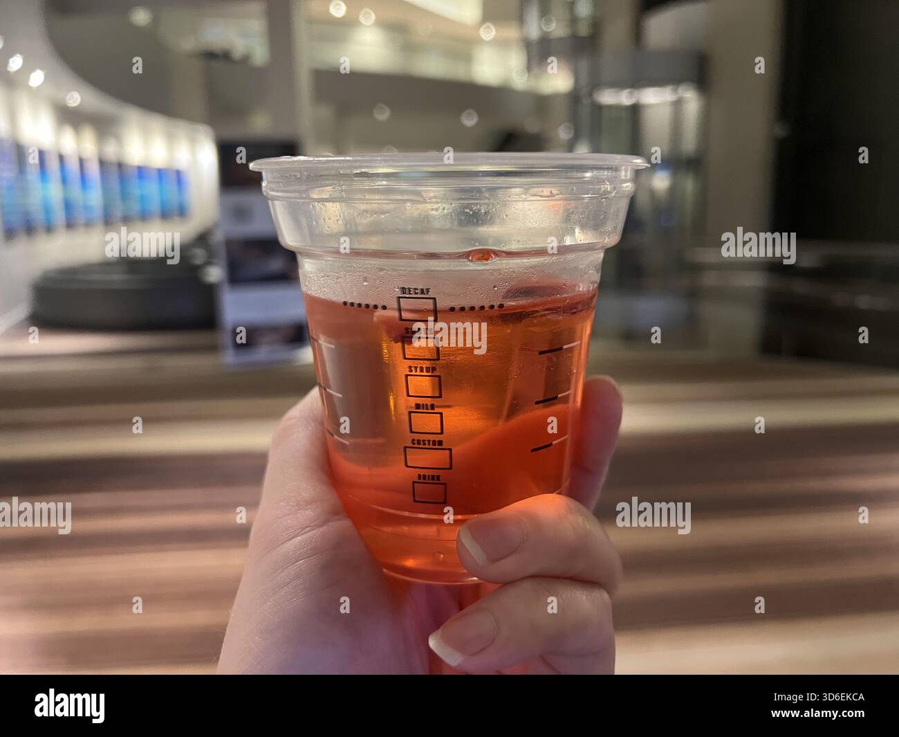 Mano della persona che tiene una bevanda rinfrescante Starbucks al chiuso, Atlanta, Georgia, Stati Uniti, 20 ottobre, 2025. (foto di Smith Collection/Gado/Sipa USA) Foto Stock