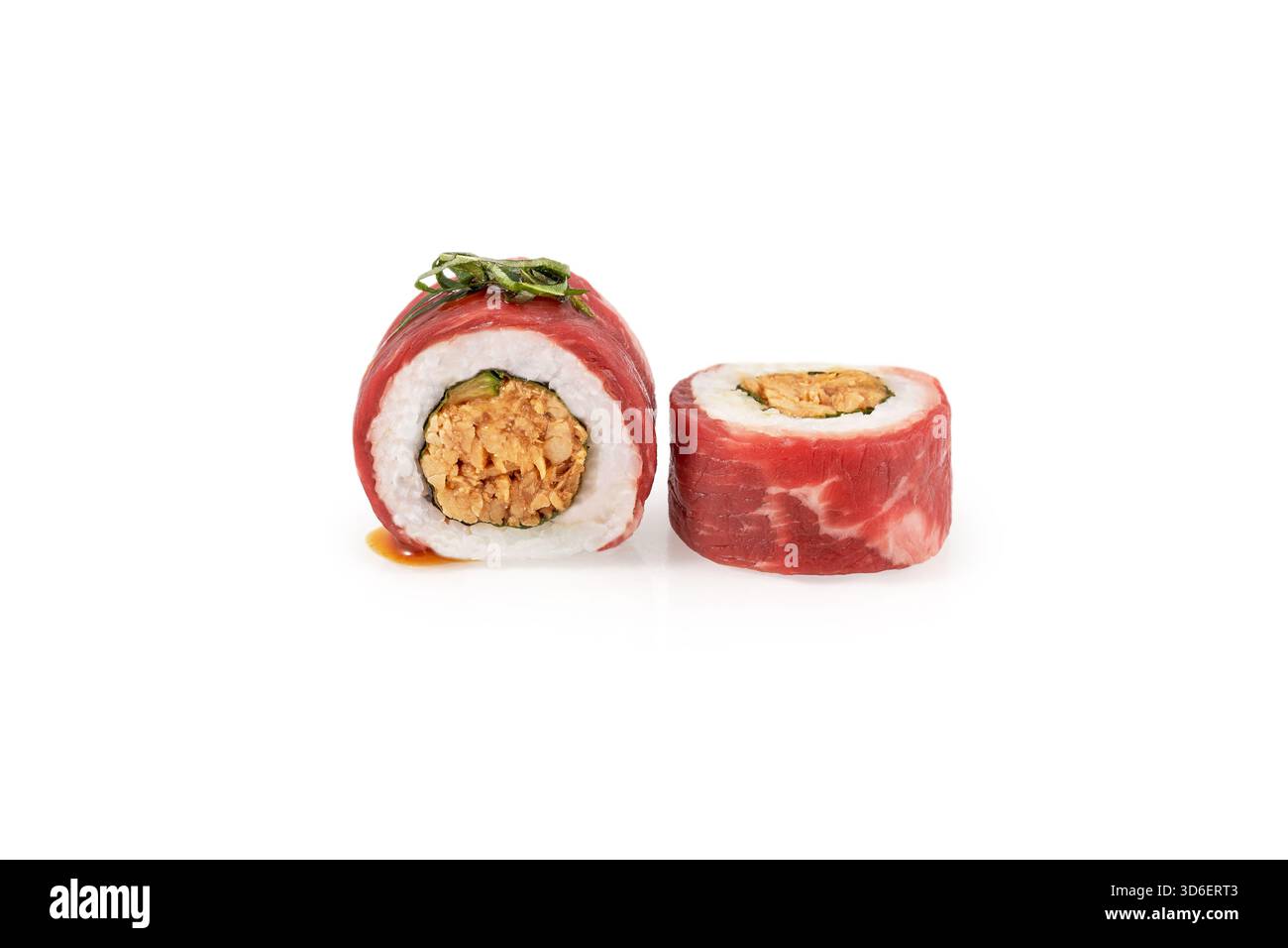 Due panini di sushi uramaki, uno tagliato a metà, che mostrano il ripieno piccante e il sottile involucro di manzo, isolati su bianco Foto Stock