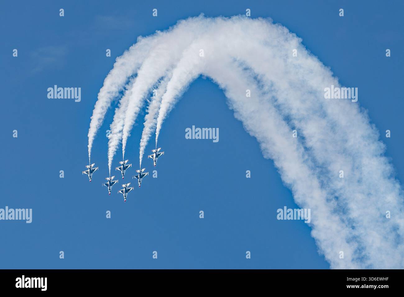 I Thunderbirds jet eseguono acrobazie di precisione nel cielo al Chicago Air & Water Show. Foto Stock