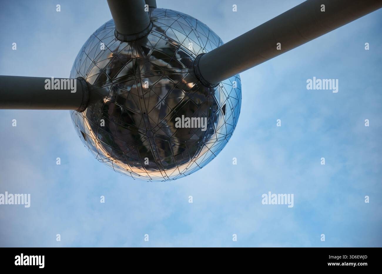 Vista dettagliata all'Atomium di Bruxelles. La sua sfera geometrica in acciaio evoca idee di scienza, modernità e connettività, come una molecola futuristica Foto Stock
