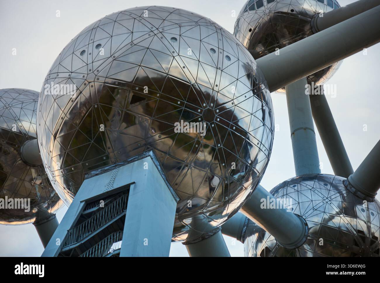 Un primo piano dell'Atomium a Bruxelles, Belgio, che mostra le sue futuristiche sfere metalliche e travi strutturali contro il cielo Foto Stock