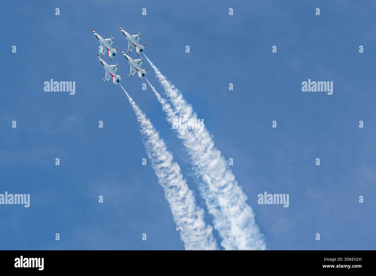 I Thunderbirds jet eseguono acrobazie di precisione nel cielo al Chicago Air & Water Show. Foto Stock