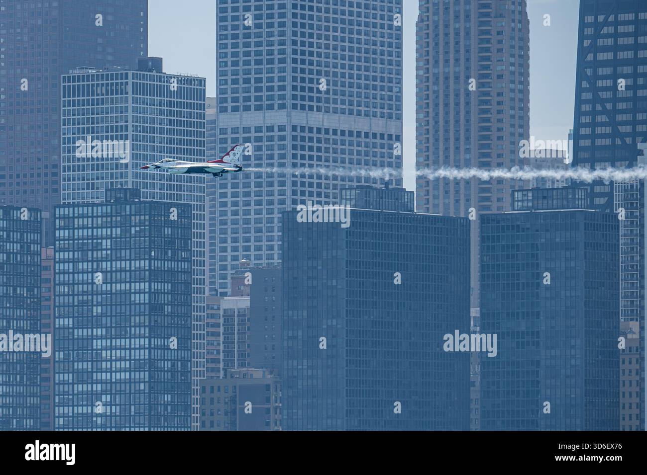 I Thunderbirds jet eseguono acrobazie di precisione nel cielo al Chicago Air & Water Show. Foto Stock