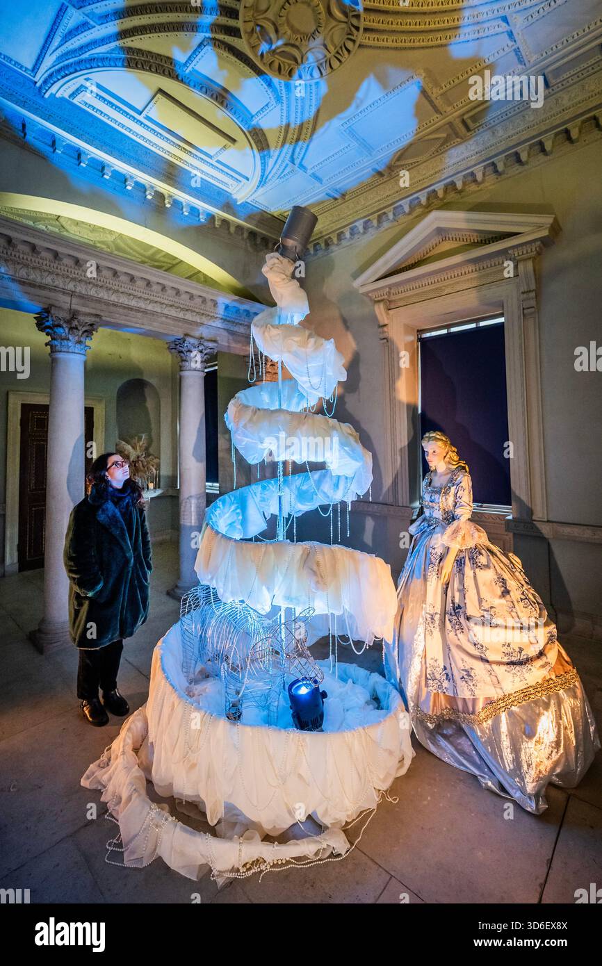 Londra, Regno Unito. 20 novembre 2025. Cameriere a mungitura - Chiswick House apre le sue porte domani per la prima volta durante il periodo festivo con "la dodicesima notte di Natale", un'esperienza festosa ispirata alla canzone del 1780 che si svolge fino al 4 gennaio. Creato da CLW Event Design. Crediti: Guy Bell/Alamy Live News Foto Stock