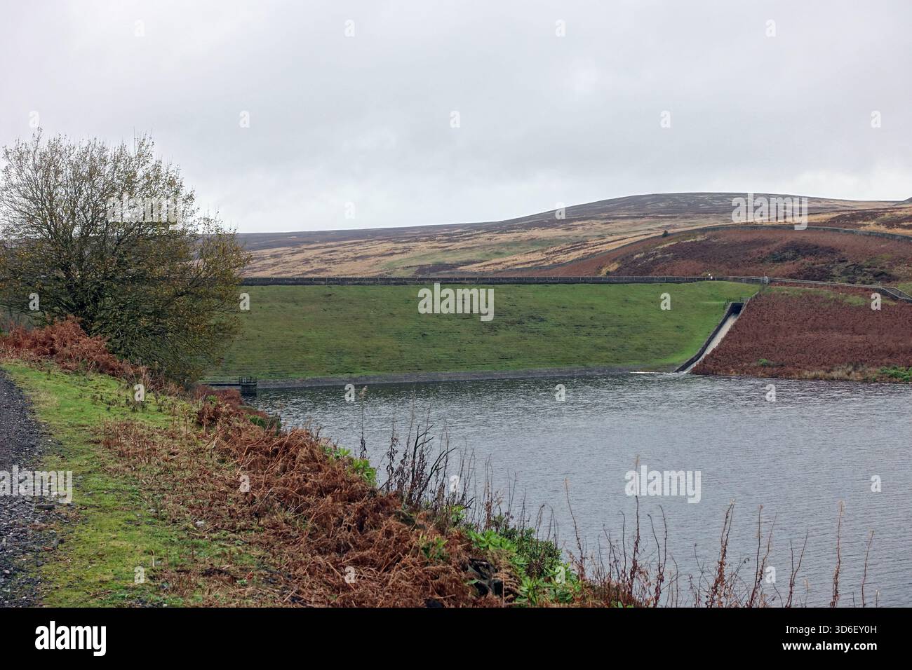Walshaw Dean Upper Reservoir Dam Wall dal Walshaw Dean Middle Reservoir sul Pennine Way National Trail vicino a Hebden Bridge, West Yorkshire, Regno Unito. Foto Stock
