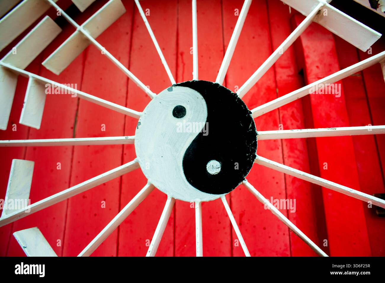 Simbolo Yin e Yang sul cancello rosso e bianco Foto Stock