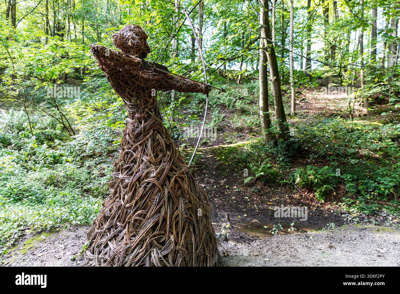 skipton Castle Walk, Scultura, scultura di salice, Medival Huntess, Skipton, Yorkshire, Regno Unito, Inghilterra, boschi di Skipton, boschi di castelli, boschi di castello di Skipton, Foto Stock