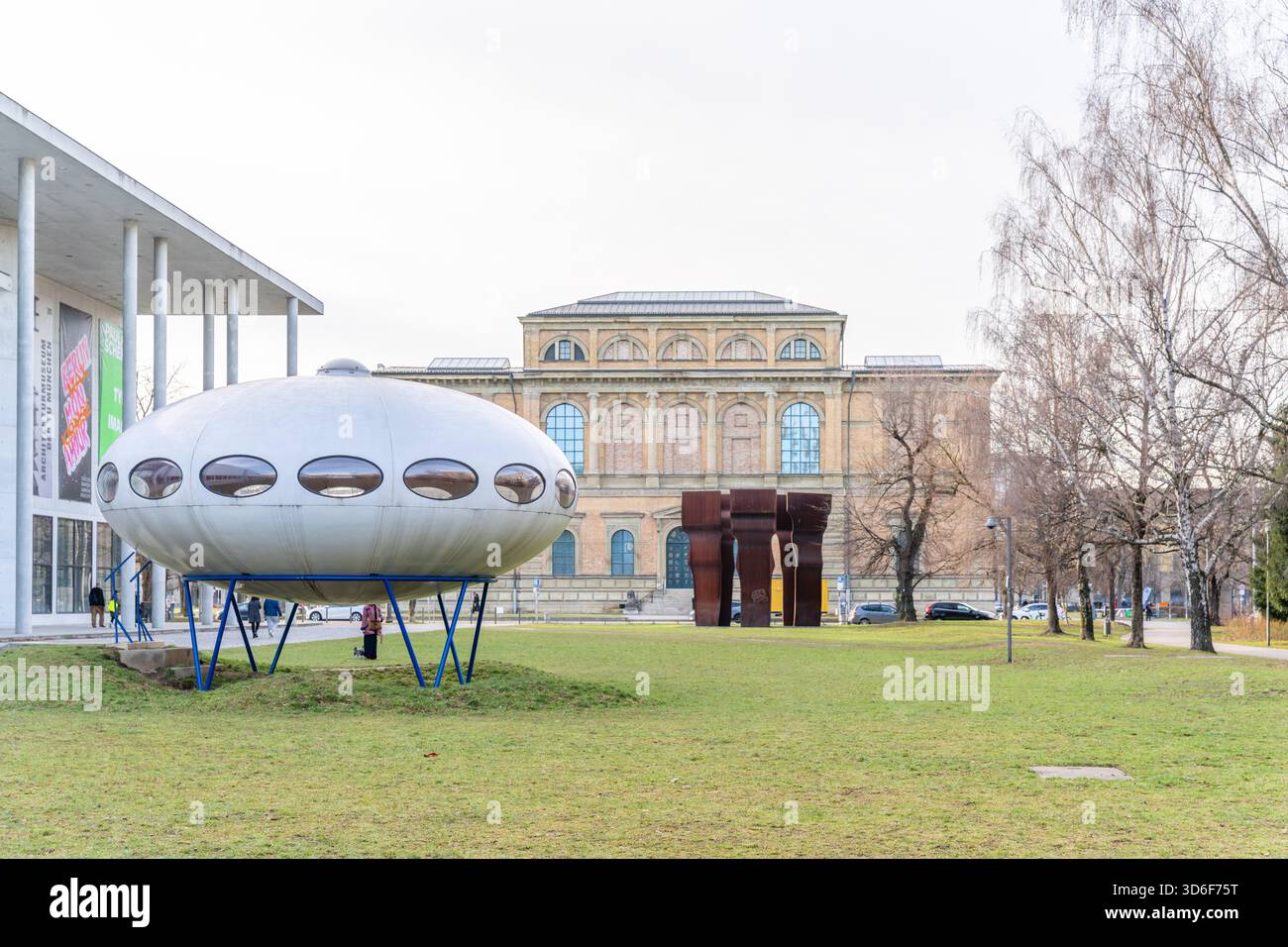 Monaco di Baviera, 15 gennaio 2024: Una scultura futuristica si trova di fronte al museo alte Pinakothek. Foto Stock