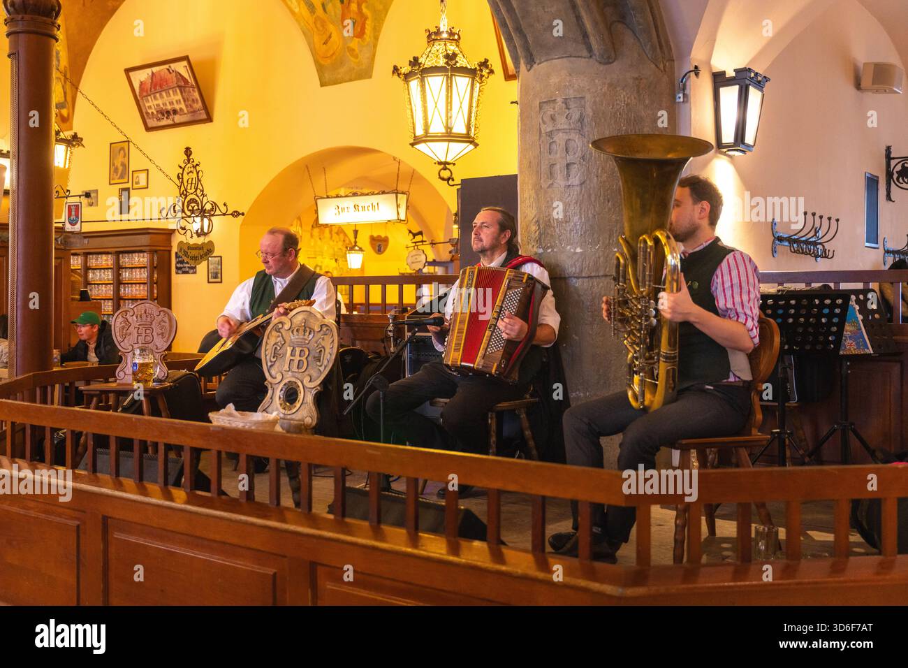 Monaco, 15 ottobre 2024: Musicisti suonano musica bavarese tradizionale in una birreria, intrattenendo i clienti. Foto Stock