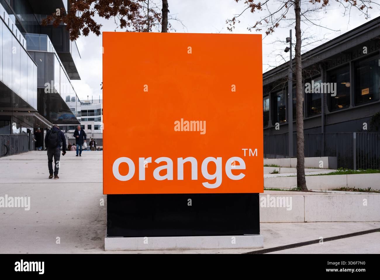 Issy-les-Moulineaux, Francia, 11.17.2025. La sede della multinazionale francese delle telecomunicazioni Orange (ex France Télécom) Foto Stock