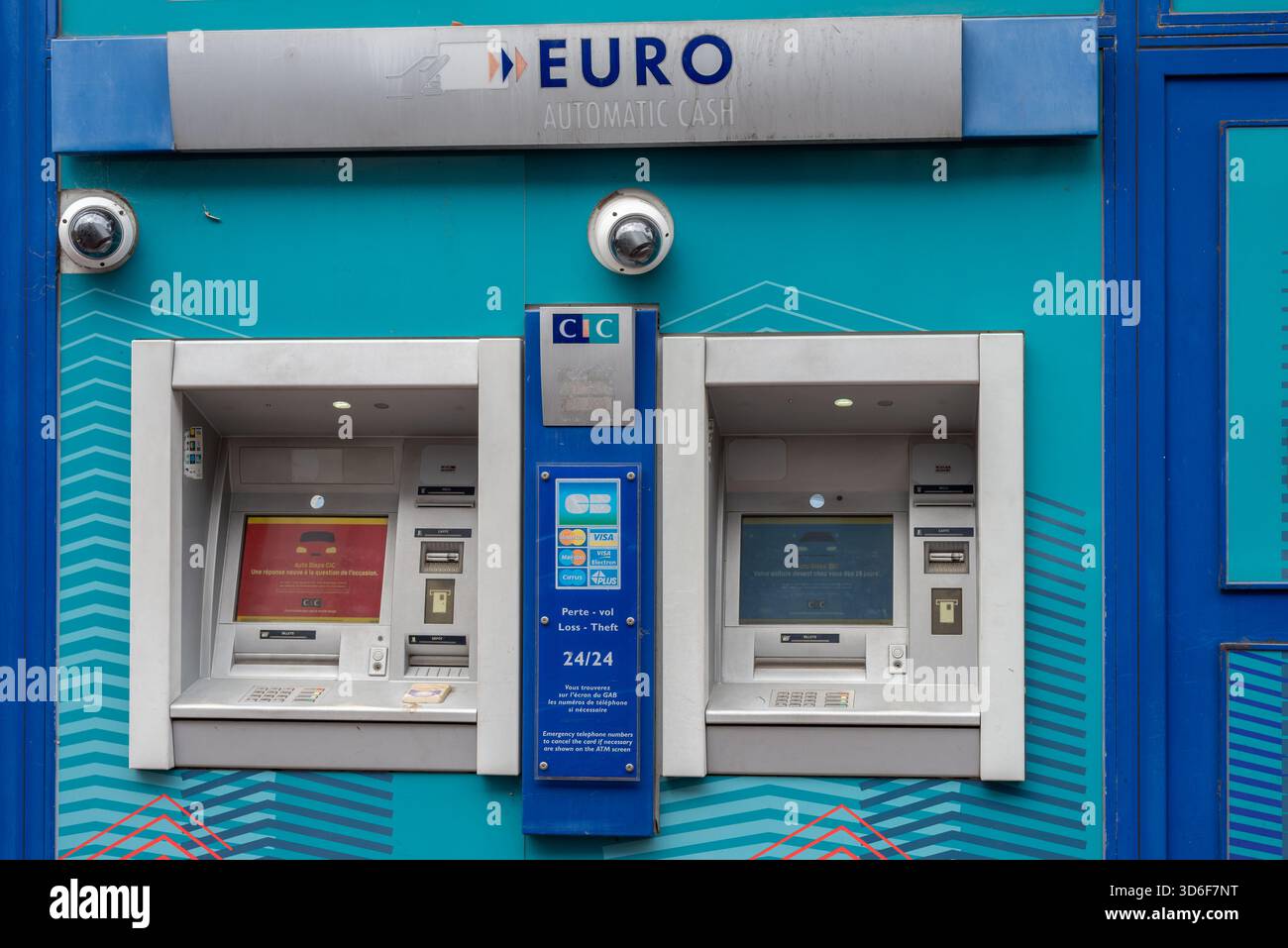 Issy-les-Moulineaux, Francia, 11.17.2025. Primo piano di un bancomat CIC (bancomat automatico) Foto Stock