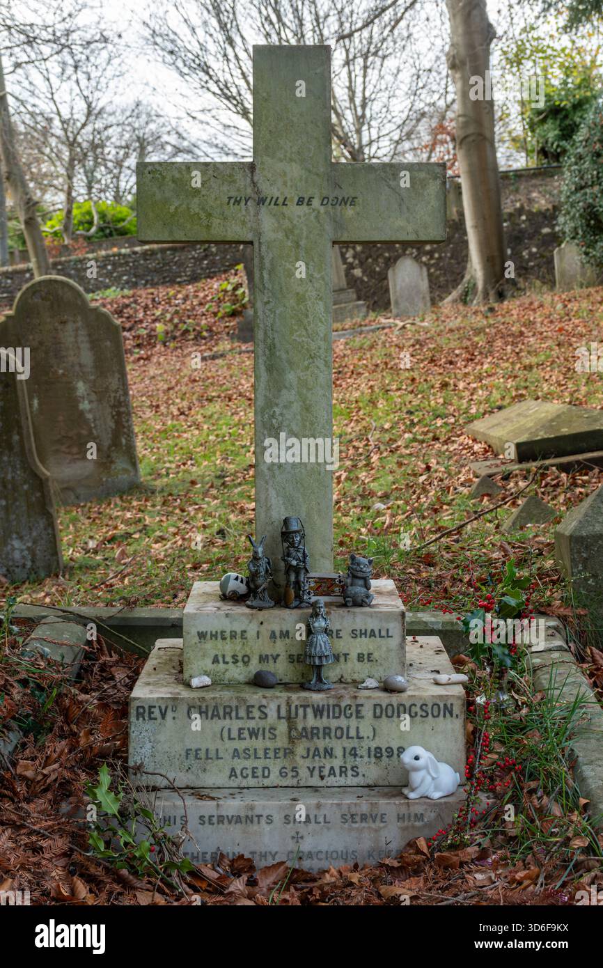 Tomba dello scrittore Lewis Carroll, vero nome Reverendo Charles Lutwidge Dodgson, nel Mount Cemetery, Guildford, Surrey, Inghilterra, Regno Unito Foto Stock