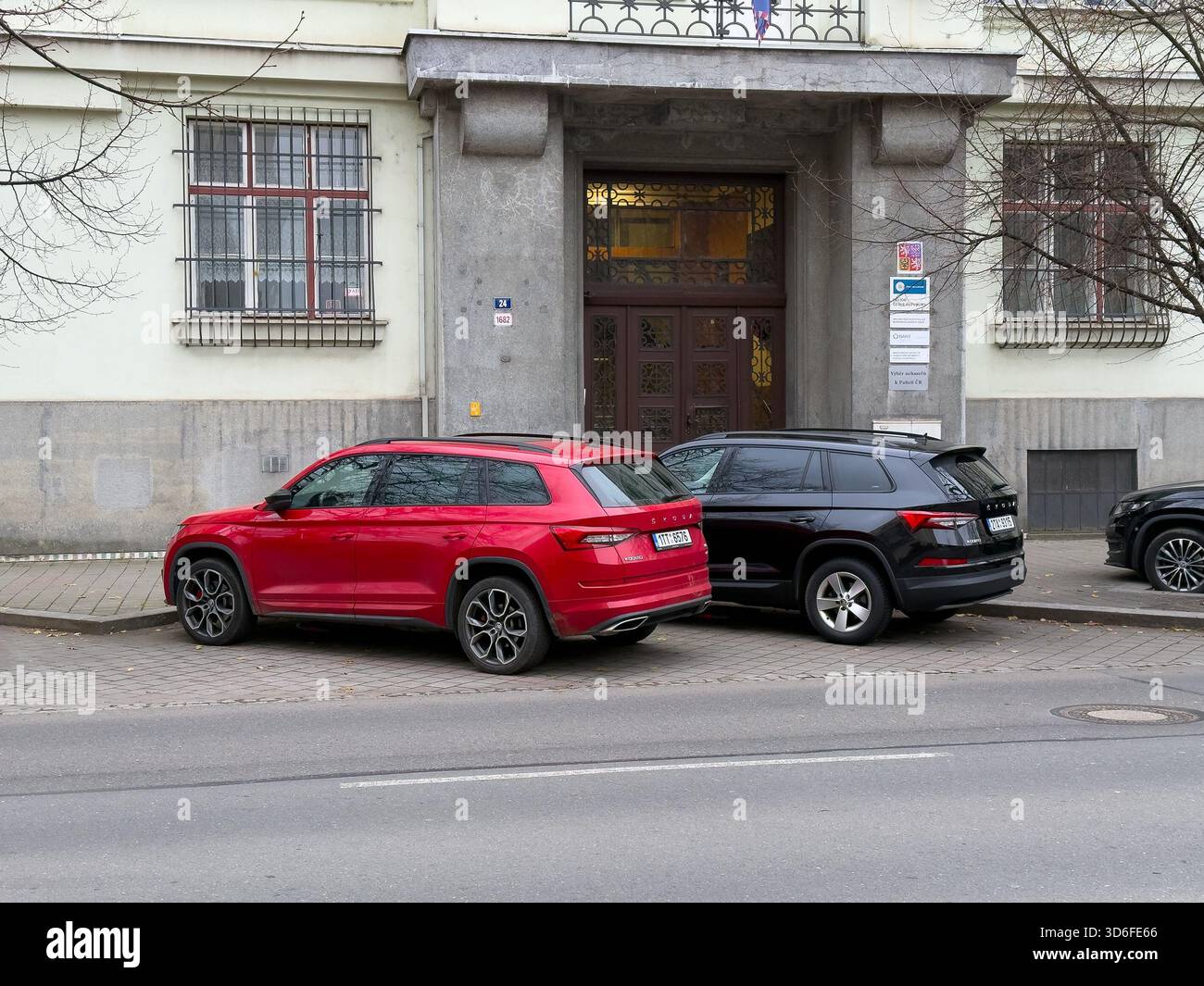 Ostrava, Repubblica Ceca - 4 dicembre 2024: SUV ceco Skoda Kodiaq rossi e neri parcheggiati in strada di fronte all'ufficio di polizia di Ostrava Foto Stock