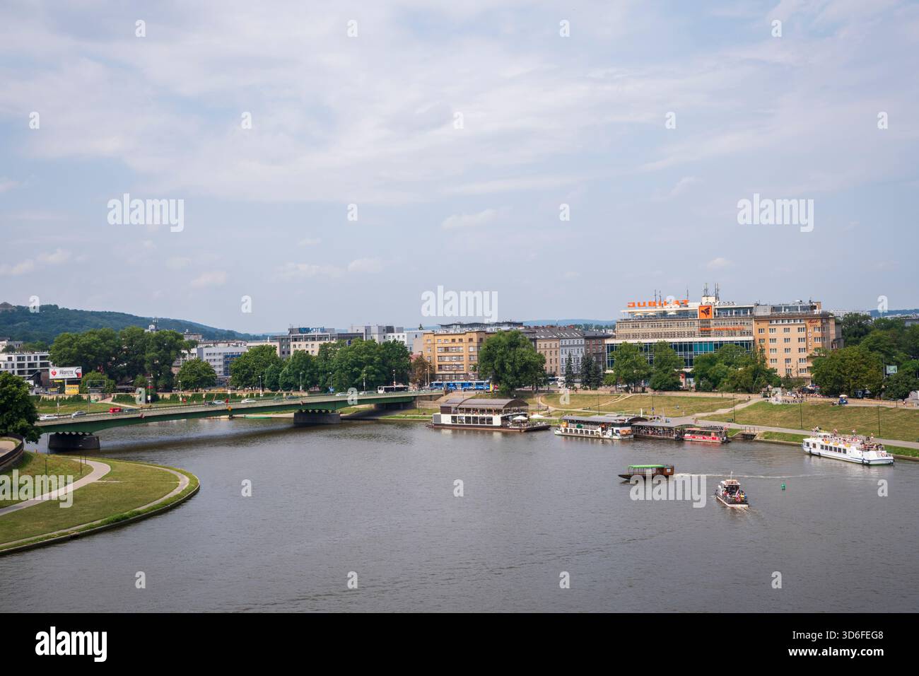 Vista aerea del ponte Dębnicki sul fiume Vistola, il primo ponte che si incontra durante una crociera sul fiume Vistola che inizia vicino al castello di Wawel a Cracovia, in Polonia. Foto Stock