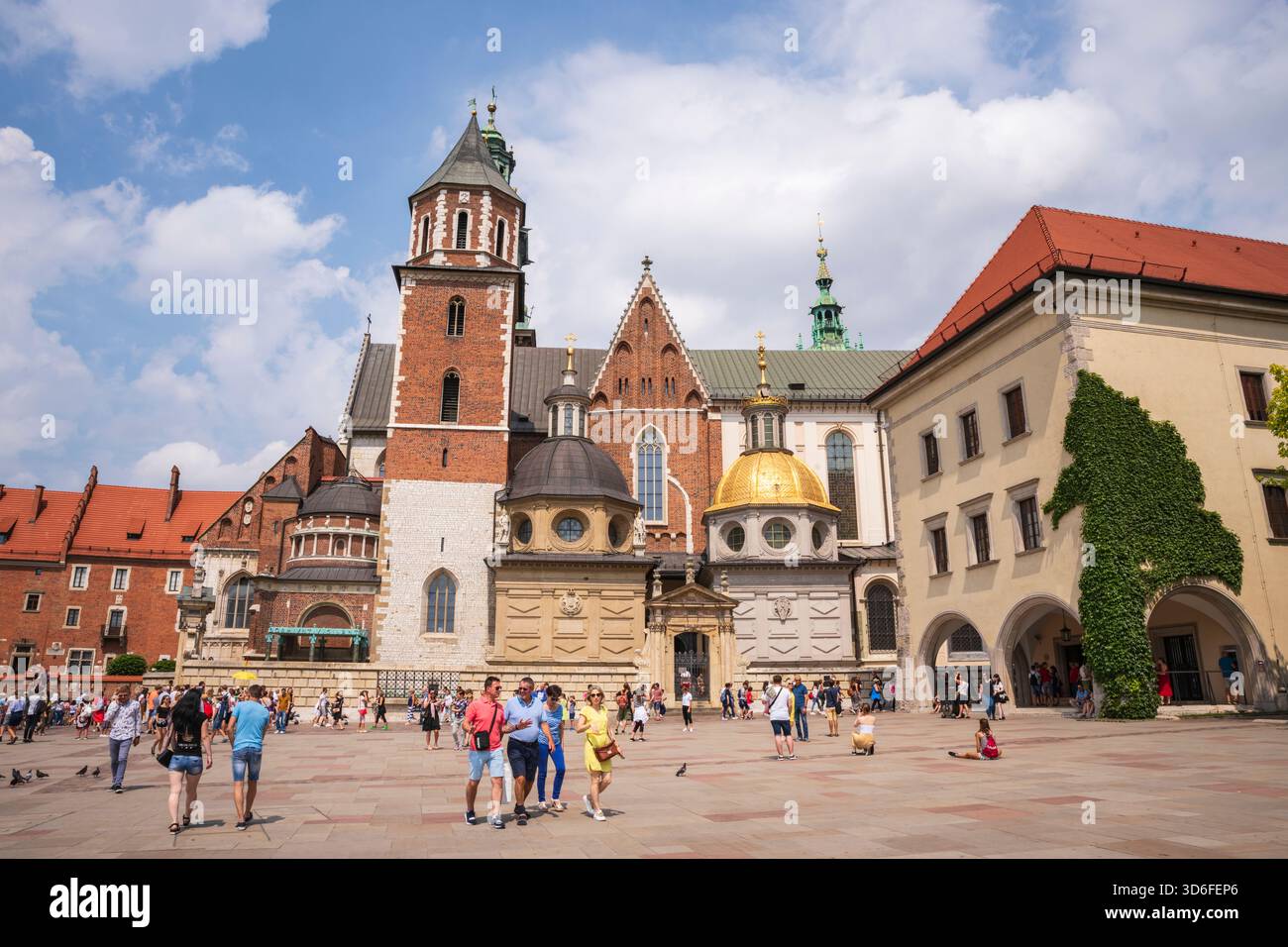 La cattedrale di Wawel, una basilica gotica del XIV secolo sulla collina di Wawel, è un santuario nazionale e il tradizionale luogo di incoronazione a Kraków, in Polonia. Foto Stock