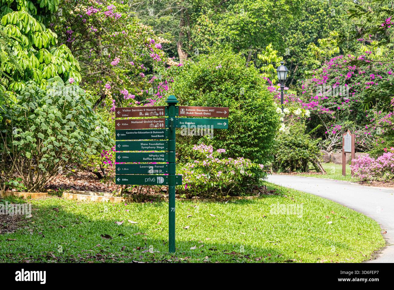 Un cartello per i punti di interesse nei Giardini Botanici di Singapore, Singapore, Sud-Est Asiatico Foto Stock