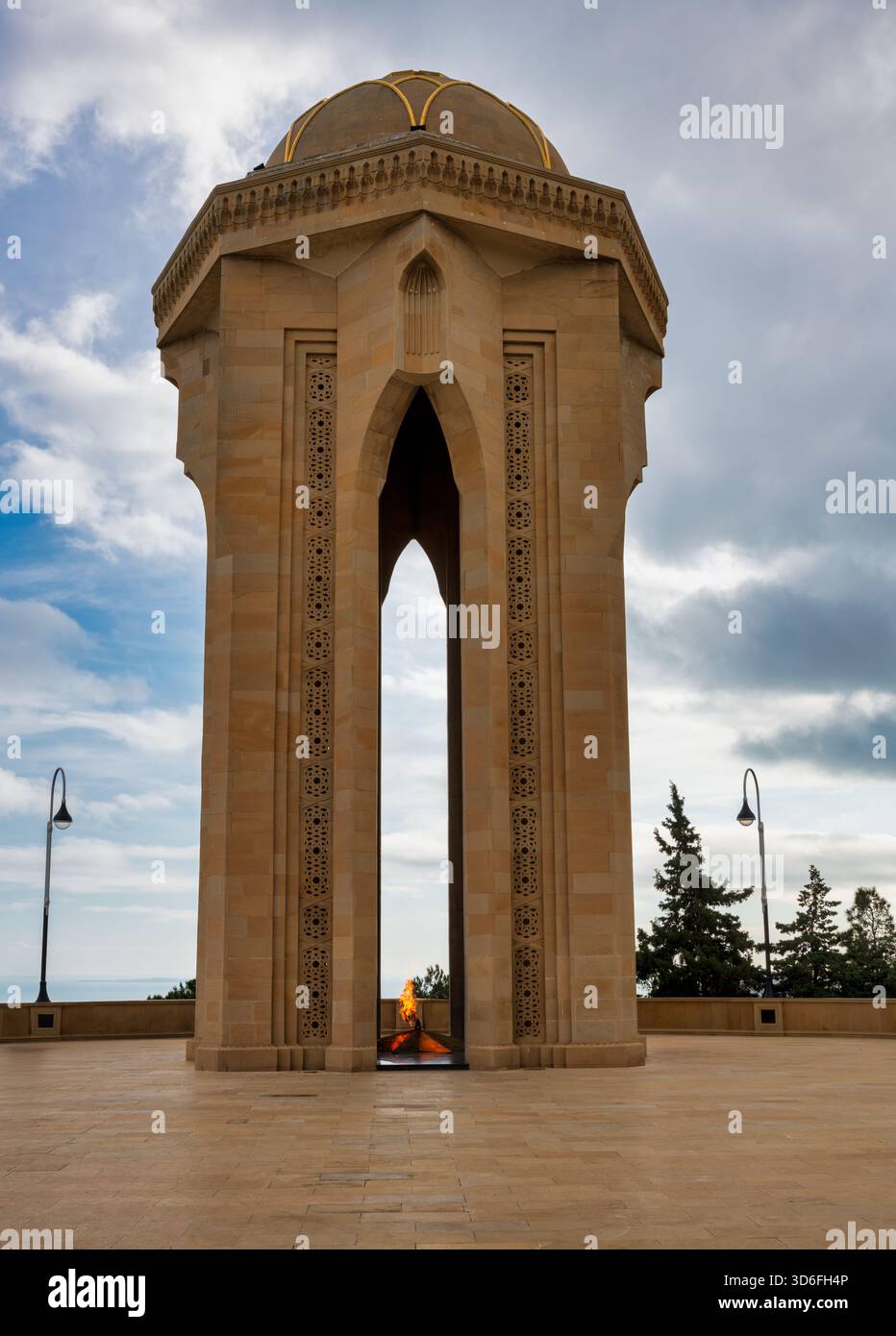 Memoriale con una fiamma eterna in onore di coloro che sono caduti per l'indipendenza e la libertà dell'Azerbaigian. Parcheggio in salita. Baku, Azerbaigian. Foto Stock