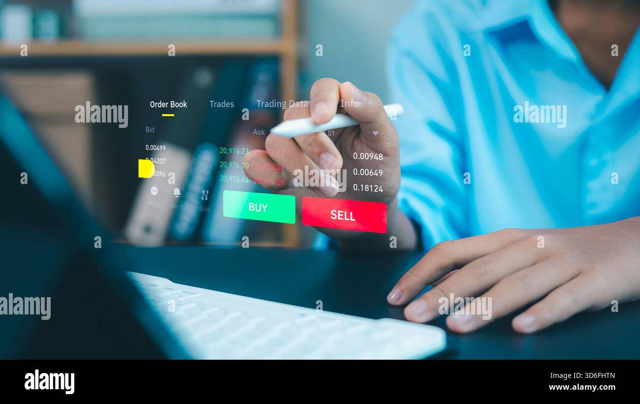 Mano maschile che utilizza la penna digitale su una moderna interfaccia di trading fintech con pulsanti di acquisto e vendita, dati di investimento e tecnologia di schermo digitale per la finanza online Foto Stock