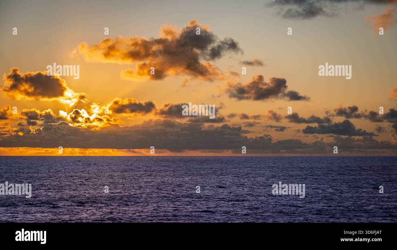 Foto di un bagliore al crepuscolo mentre il sole inizia a tramontare Foto Stock