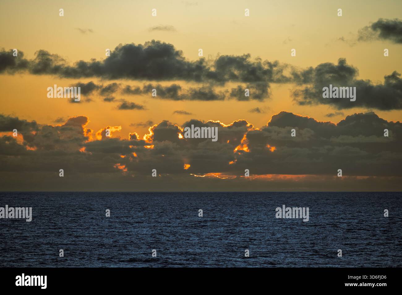 Una foto del cielo che diventa buio quando il tramonto si avvicina Foto Stock