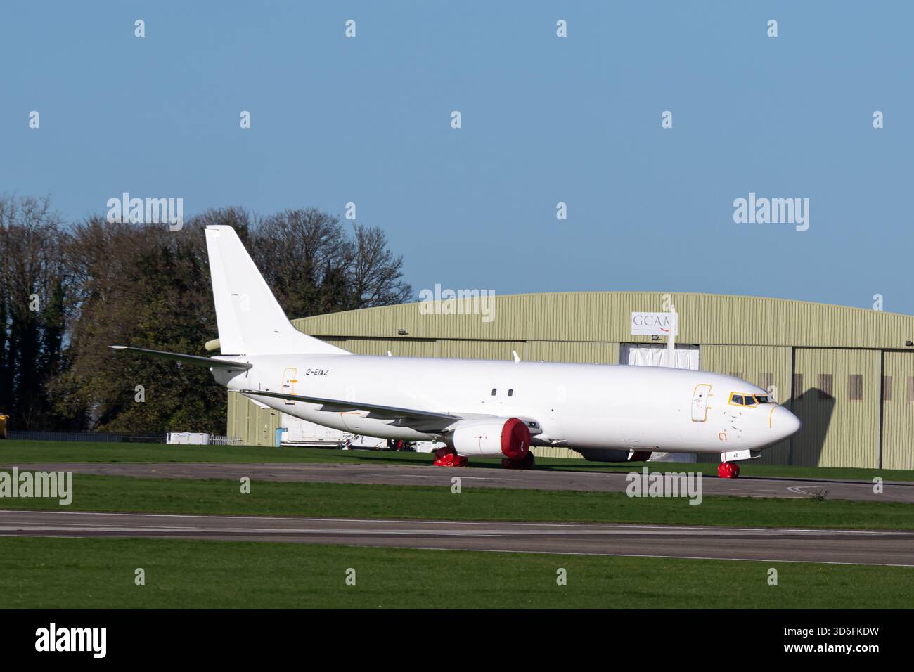 2-EIAZ Boeing 737-4Q8 (SF) Cotswold Airport Kemble 20/11/2025 Foto Stock