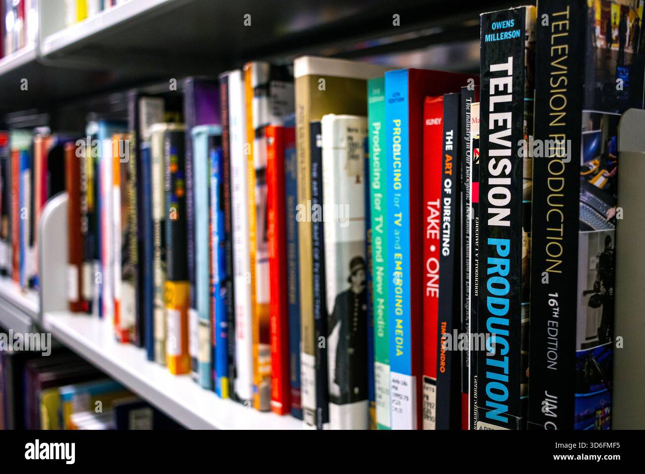 Libreria di libri accademici sulla produzione televisiva, libreria con uno scaffale sulla produzione televisiva Foto Stock
