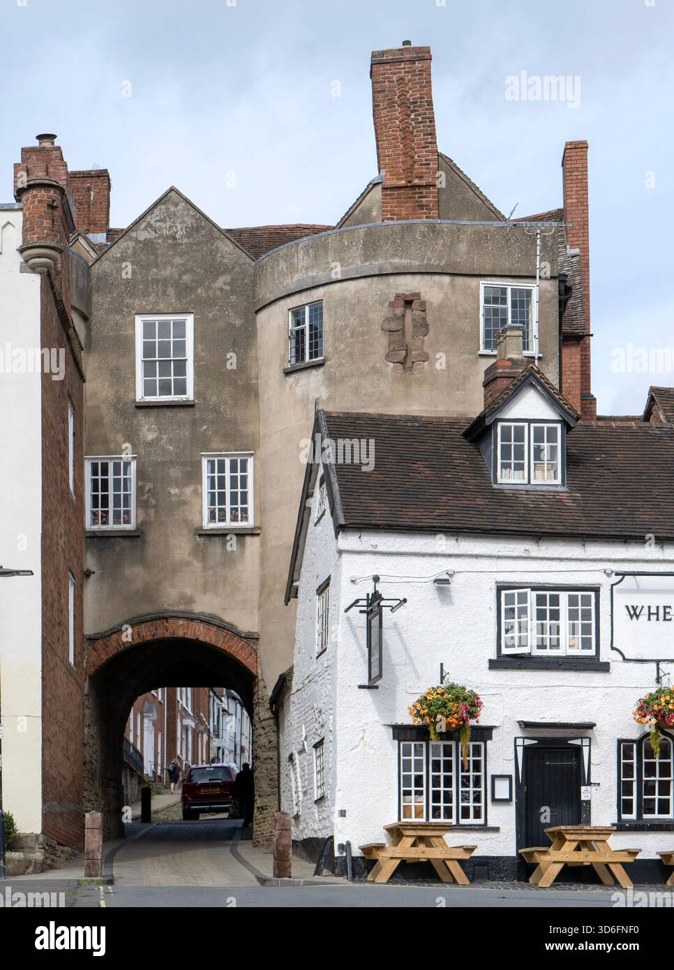 The Broad Gate, un punto di riferimento storico nella città di Ludlow, Shropshire, Inghilterra, Regno Unito - edificio classificato di grado I. Foto Stock