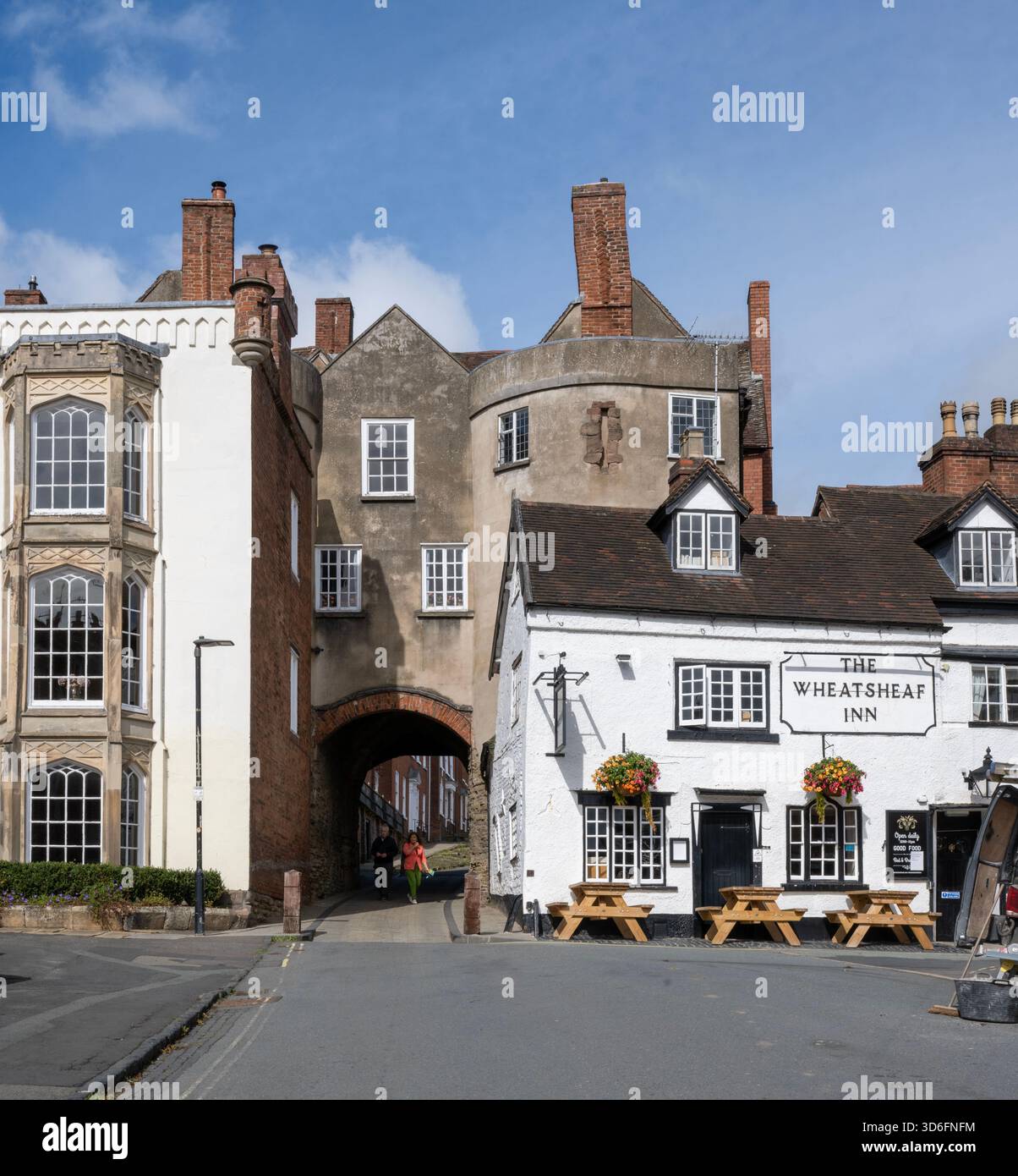 The Broad Gate, un punto di riferimento storico nella città di Ludlow, Shropshire, Inghilterra, Regno Unito - edificio classificato di grado I. Foto Stock
