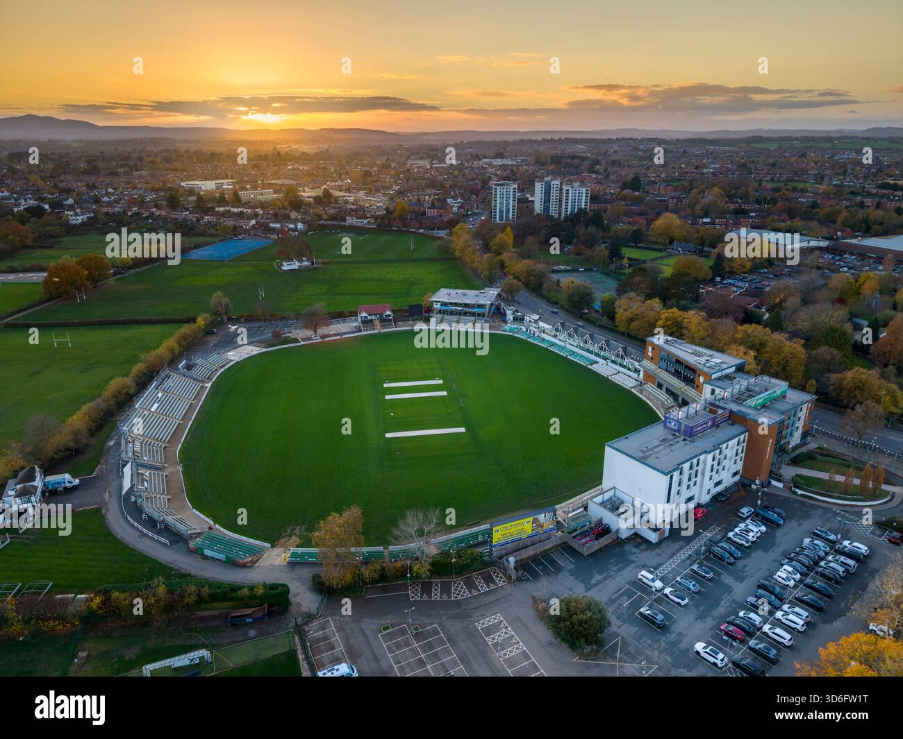 Worcester, Worcestershire - situato accanto al fiume Severn, il Worcestershire County Cricket Club è uno dei diciotto club della contea di prima classe al suo interno Foto Stock