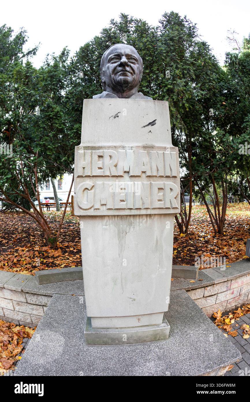 Hermann-Gmeiner-Denkmal, Gründer von SOS Kinderdorf, Parco a Wien, Österreich // Monumento Hermann Gmeiner, fondatore del villaggio per bambini SOS, parco a Vienna, Austria - 20251118 PD18484 credito: APA-PictureDesk/Alamy Live News Foto Stock