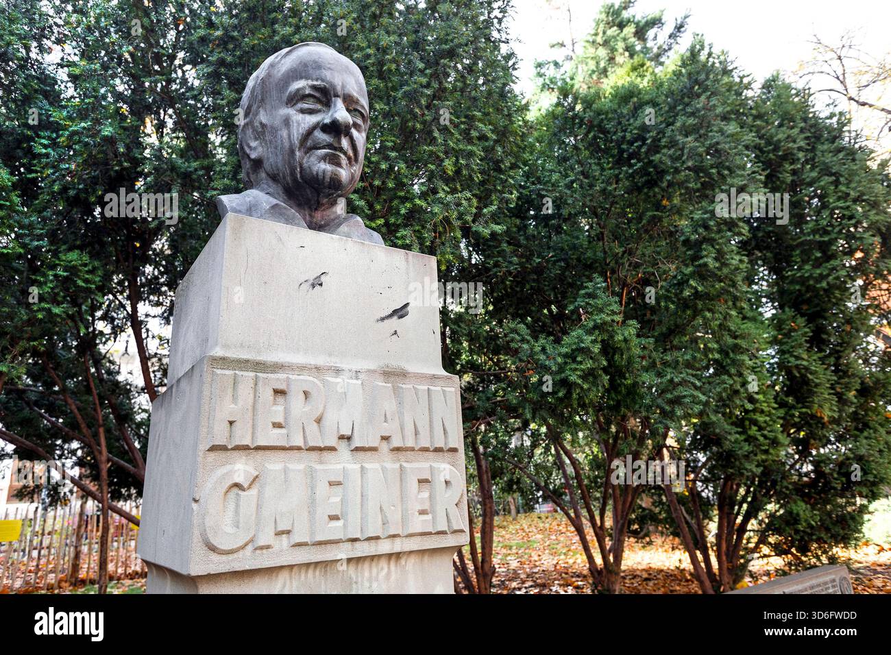 Hermann-Gmeiner-Denkmal, Gründer von SOS Kinderdorf, Parco a Wien, Österreich // Monumento Hermann Gmeiner, fondatore del villaggio per bambini SOS, parco a Vienna, Austria - 20251118 PD18488 credito: APA-PictureDesk/Alamy Live News Foto Stock