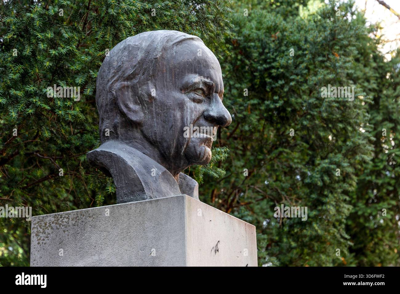 Hermann-Gmeiner-Denkmal, Gründer von SOS Kinderdorf, Parco a Wien, Österreich // Monumento Hermann Gmeiner, fondatore del villaggio per bambini SOS, parco a Vienna, Austria - 20251118 PD18485 credito: APA-PictureDesk/Alamy Live News Foto Stock
