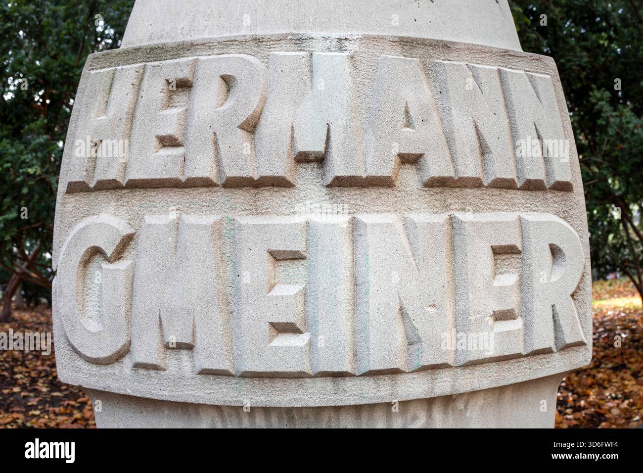 Hermann-Gmeiner-Denkmal, Gründer von SOS Kinderdorf, Parco a Wien, Österreich // Monumento Hermann Gmeiner, fondatore del villaggio per bambini SOS, parco a Vienna, Austria - 20251118 PD18487 credito: APA-PictureDesk/Alamy Live News Foto Stock