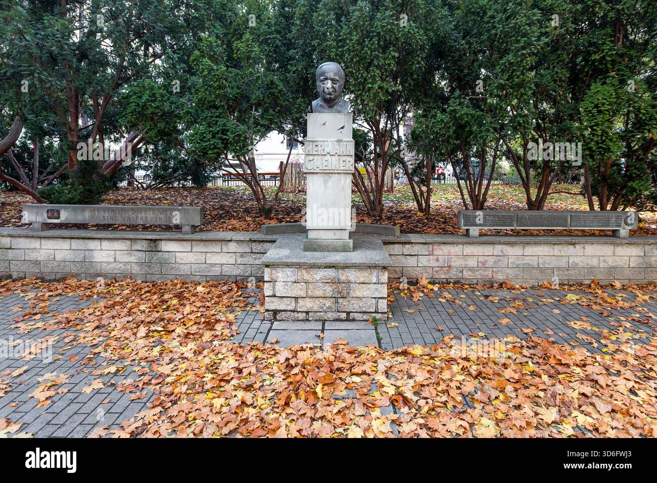 Hermann-Gmeiner-Denkmal, Gründer von SOS Kinderdorf, Parco a Wien, Österreich // Monumento Hermann Gmeiner, fondatore del villaggio per bambini SOS, parco a Vienna, Austria - 20251118 PD18490 credito: APA-PictureDesk/Alamy Live News Foto Stock