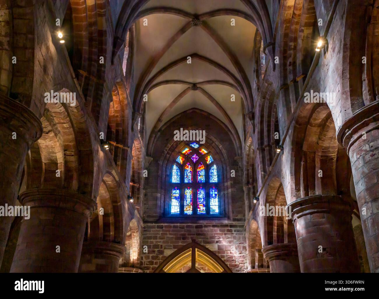 Interno della finestra Ovest della Cattedrale di San Magnus, Kirkwall, Isole Orcadi, Scozia, Regno Unito Foto Stock