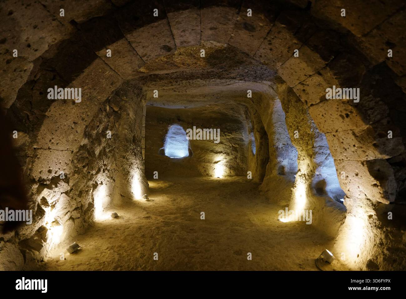 NEVSEHIR, TURKIYE - 10 AGOSTO 2025: Città sotterranea sotto il castello di Nevsehir Foto Stock