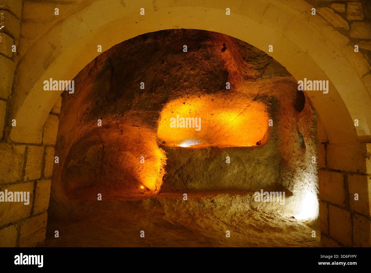 NEVSEHIR, TURKIYE - 10 AGOSTO 2025: Città sotterranea sotto il castello di Nevsehir Foto Stock