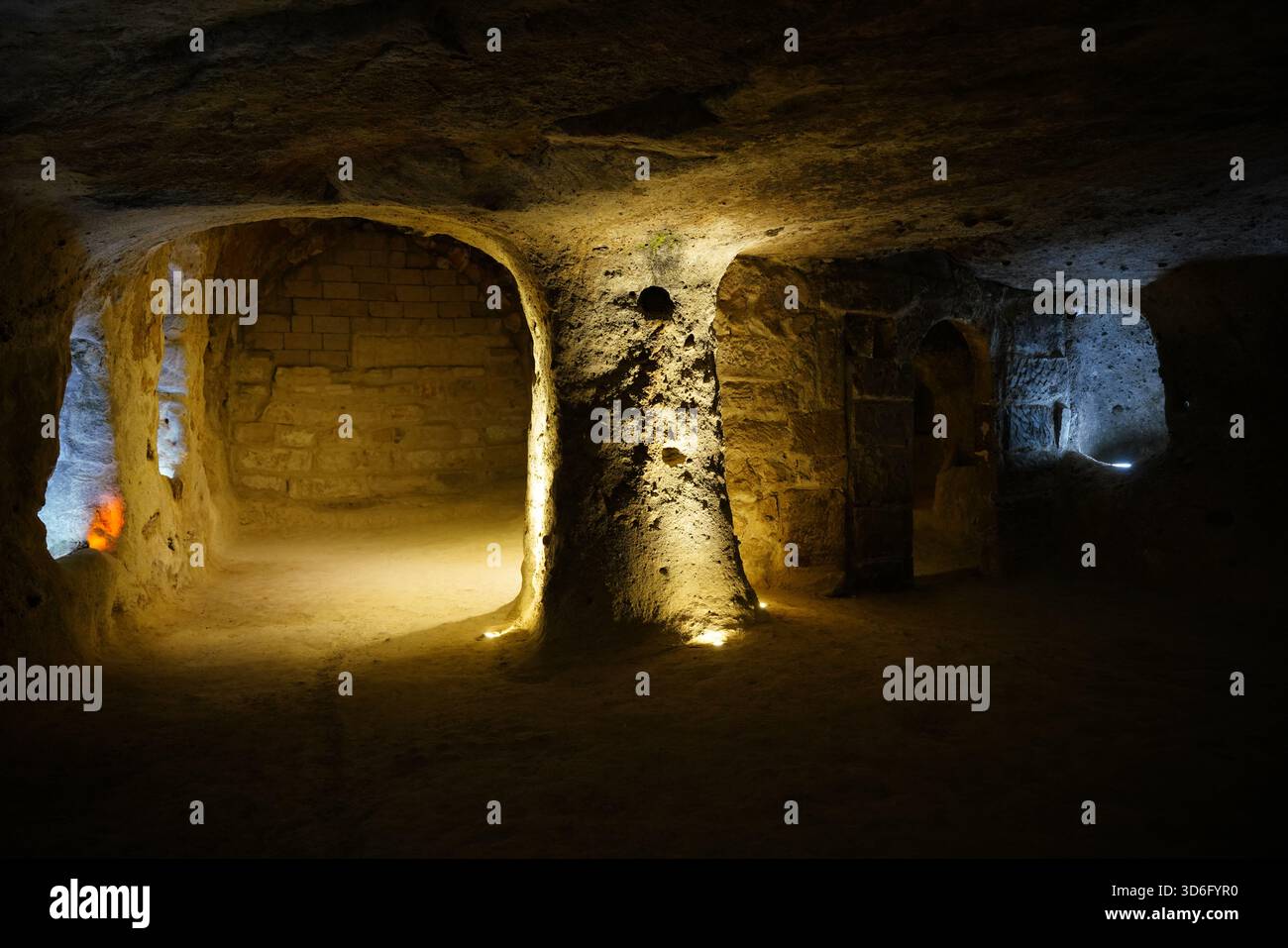 NEVSEHIR, TURKIYE - 10 AGOSTO 2025: Città sotterranea sotto il castello di Nevsehir Foto Stock
