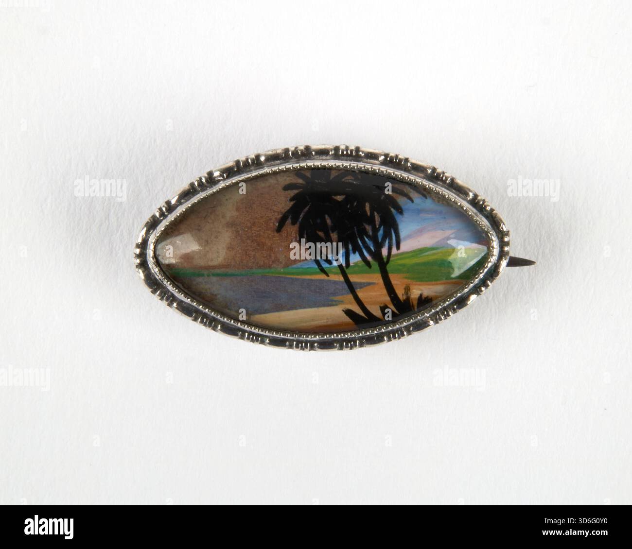 Thomas Mott Silver Brooch vintage in stile Art Deco anni '1930 decorato con un Seascape tropicale. Foto Stock