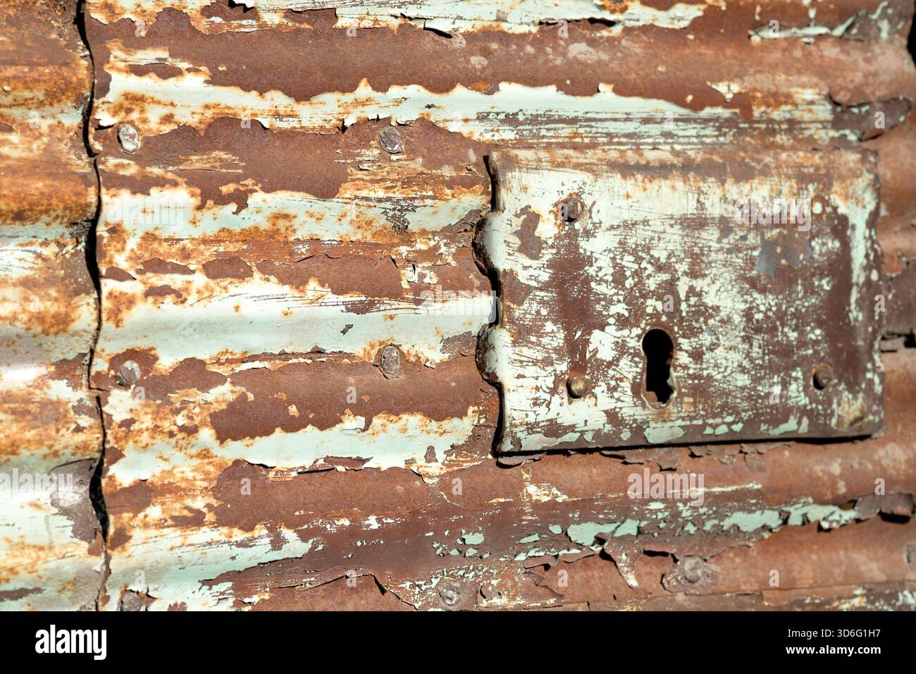 Sbucciare la vernice e il metallo arrugginito con il foro della serratura Foto Stock
