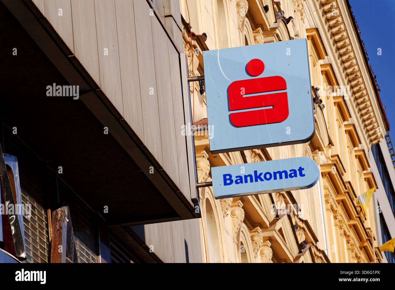 Ceska sporitelna di Vienna ha sede a Erste Group il logo della società bancaria nell'edificio della sede principale il 19 novembre 2025 a Praga, Repubblica Ceca. Foto Stock