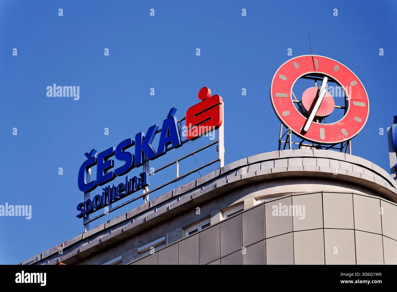 Ceska sporitelna di Vienna ha sede a Erste Group il logo della società bancaria nell'edificio della sede principale il 19 novembre 2025 a Praga, Repubblica Ceca. Foto Stock