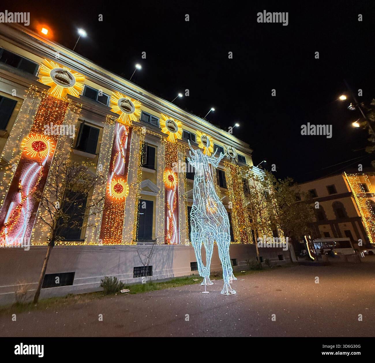 Edificio e ingresso principale al Municipio, illuminato fino a Capodanno. 7 gennaio 2025. Tirana, Albania. Foto Stock