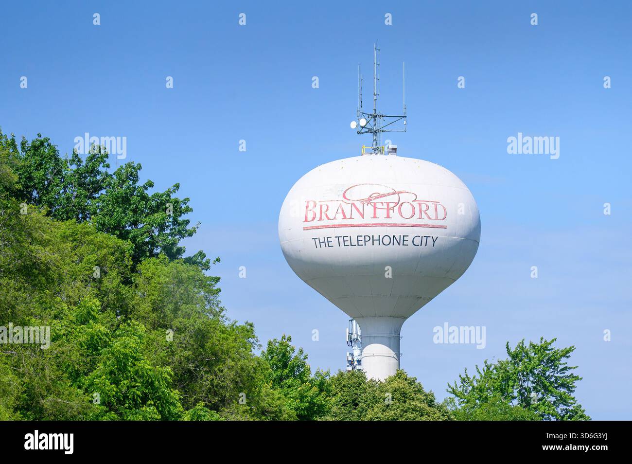 Un enorme serbatoio con un cartello che riporta Brantford, la città del telefono Foto Stock
