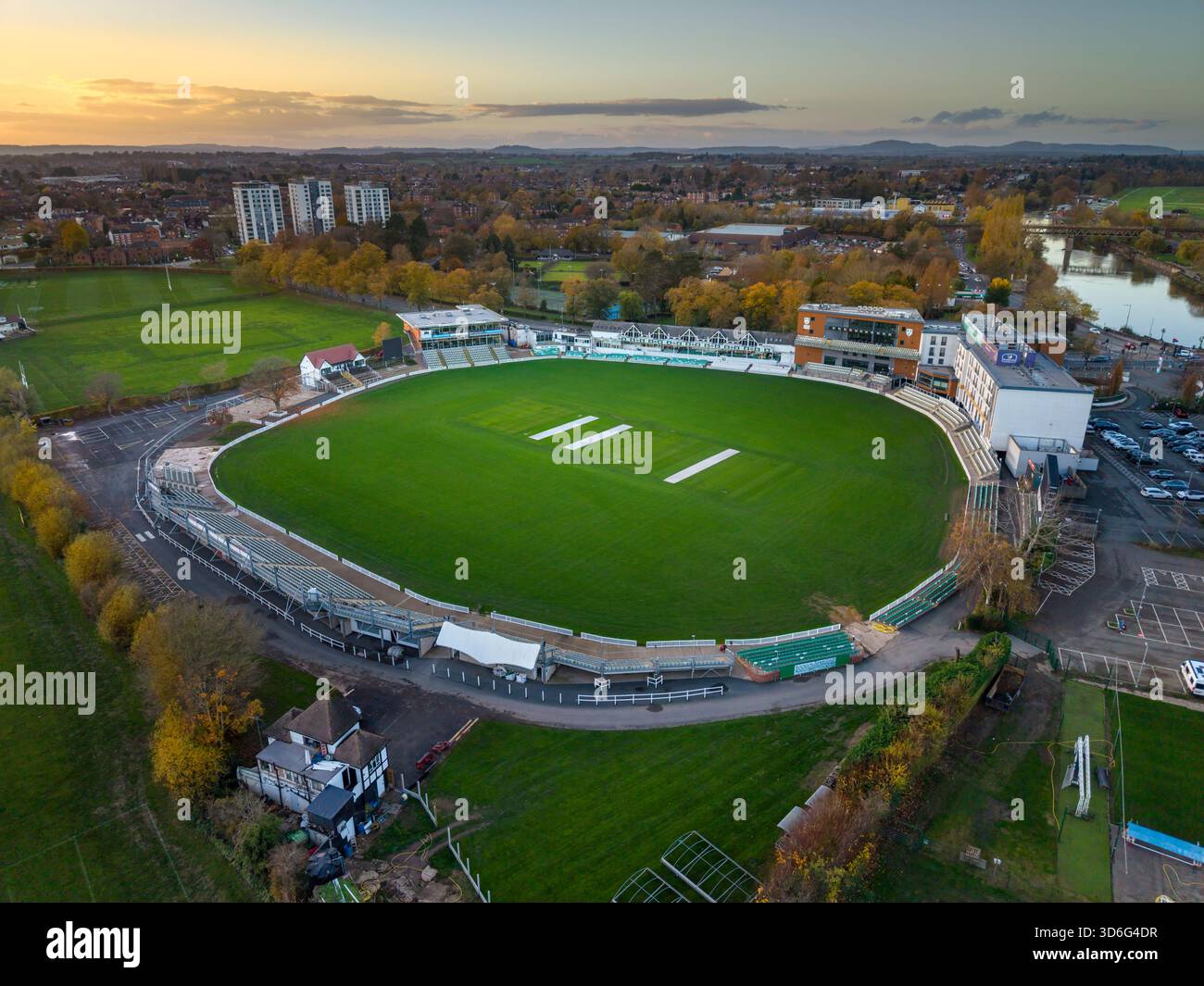 Worcester, Worcestershire - situato accanto al fiume Severn, il Worcestershire County Cricket Club è uno dei diciotto club della contea di prima classe al suo interno Foto Stock