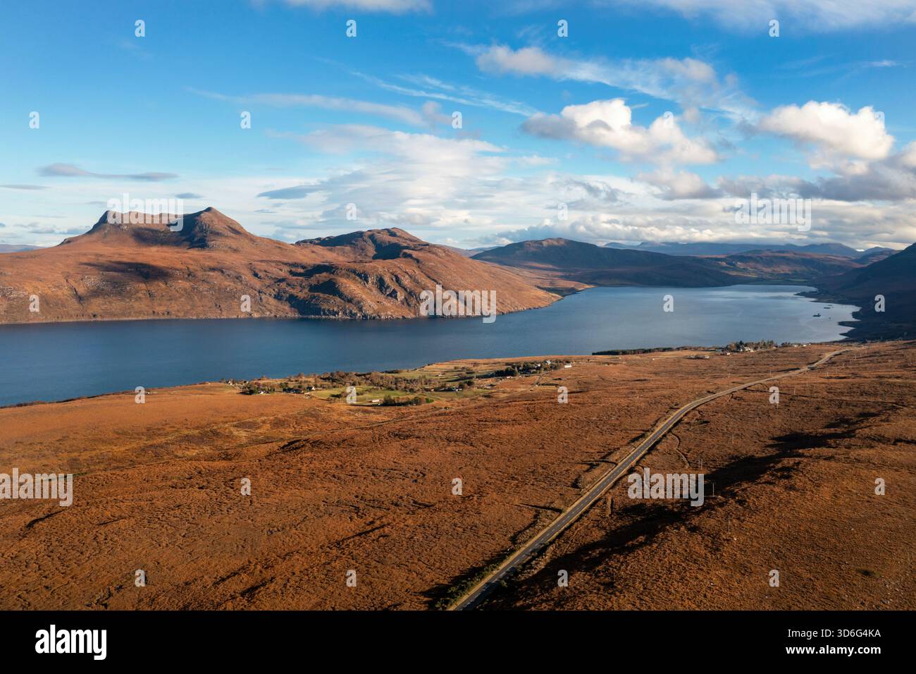 Un colpo di drone che guarda a nord sulla strada principale A832 verso l'insediamento di Durnamuck, vicino a Dundonnell. Il piccolo Loch Broom Foto Stock